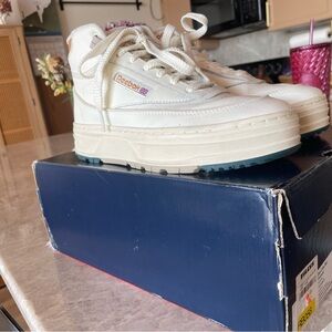 Reebok women’s  Cream High-Top Sneakers Like New!